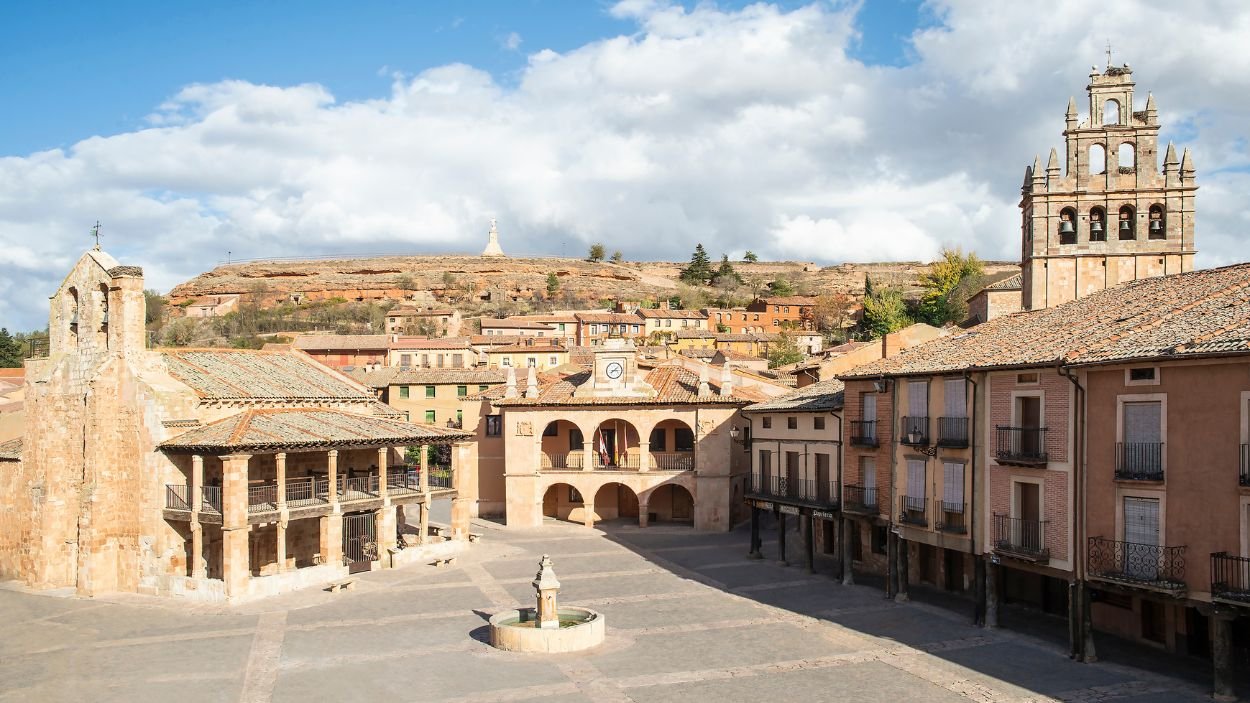 El pueblo rojo de Segovia que te trasportará a la Edad Media (y no es Pedraza ni Sepúlveda)