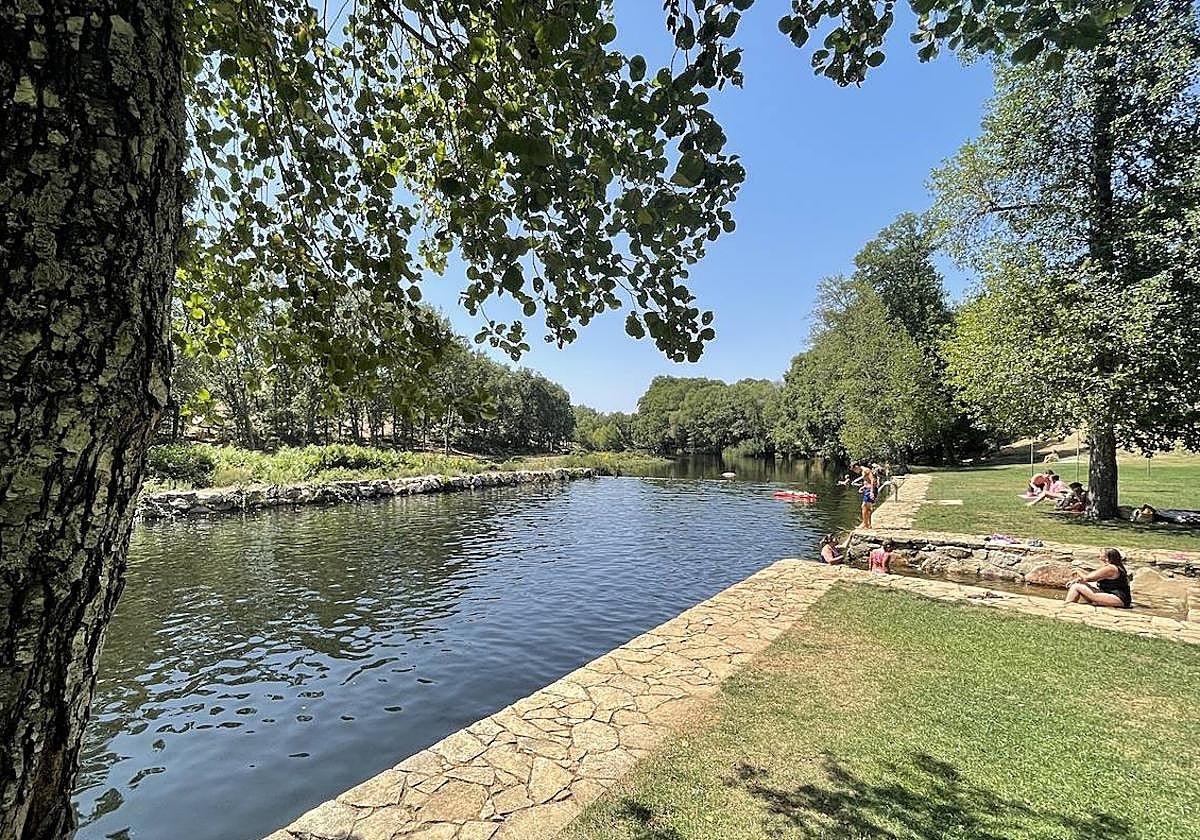 El pueblo salmantino que presume de piscina natural: 'abrigada' por un bosque y con un interesante chiringuito | La Gaceta de Salamanca
