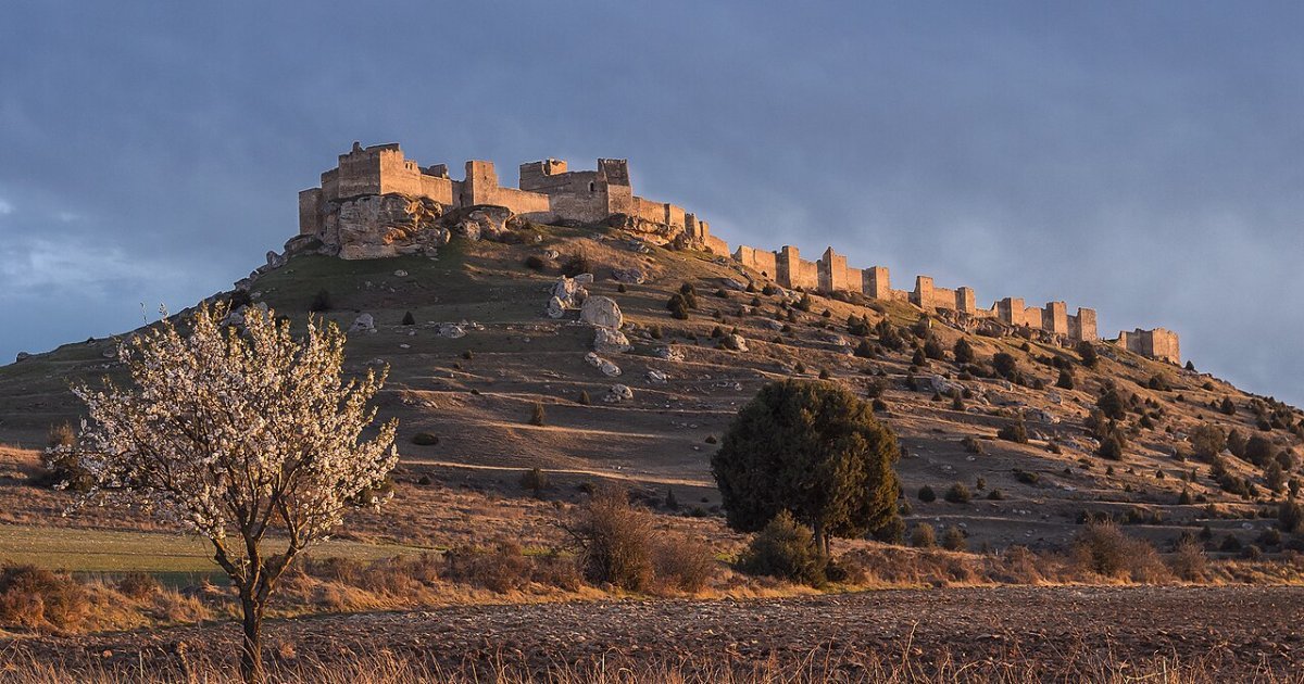 El pueblo soriano con 26 habitantes que alberga el imponente castillo que forjó la leyenda del Cid Campeador
