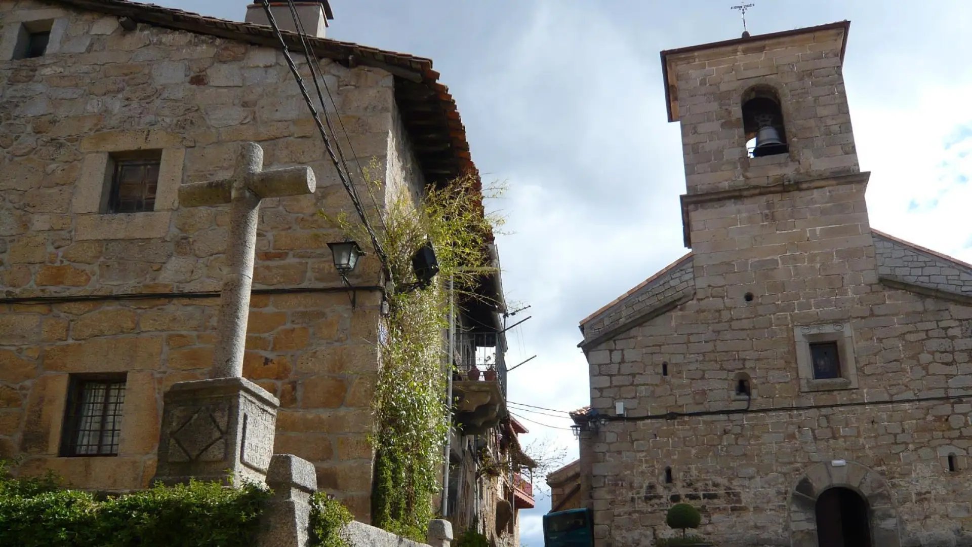 El rincón de Ávila que no mucha gente conoce y es perfecto para el verano: una piscina natural, rutas y hasta 20 fuentes