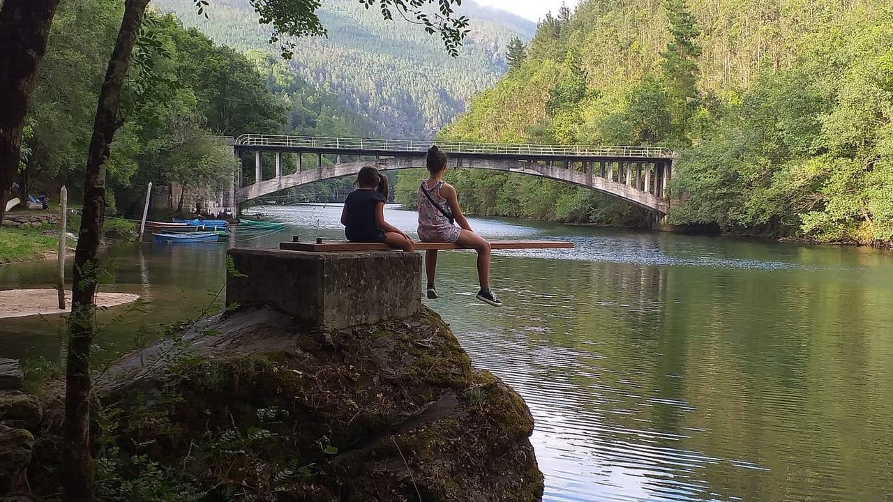 El rincón escondido del que todos se enamoran en Asturias: río, parrilla, trampolín, cascada y bosque