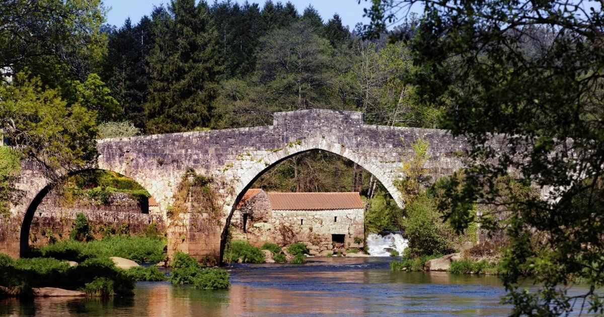 El rincón gallego con cascadas naturales y un puente histórico imprescindible en tu próxima visita a Galicia