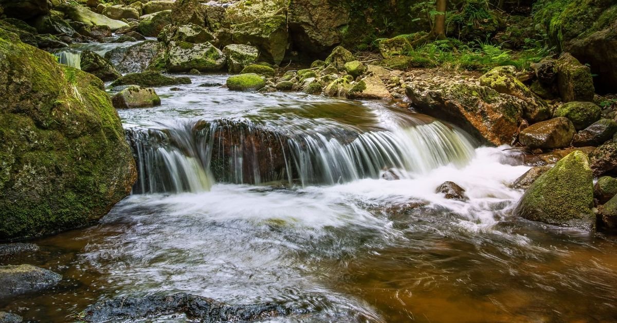 El rincón más refrescante de Huelva lleno de cascadas, pozas y aguas cristalinas donde podrás darte un chapuzón