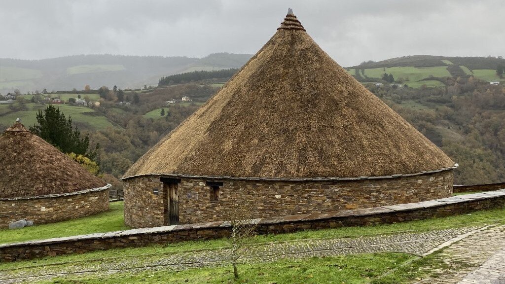 El rincón virgen de Lugo con naturaleza extrema, paisajes puros y unas viviendas de museo