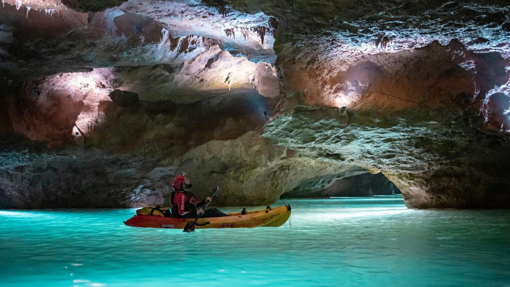 El río subterráneo más largo de Europa está en España: un paseo por las cuevas del Mediterráneo