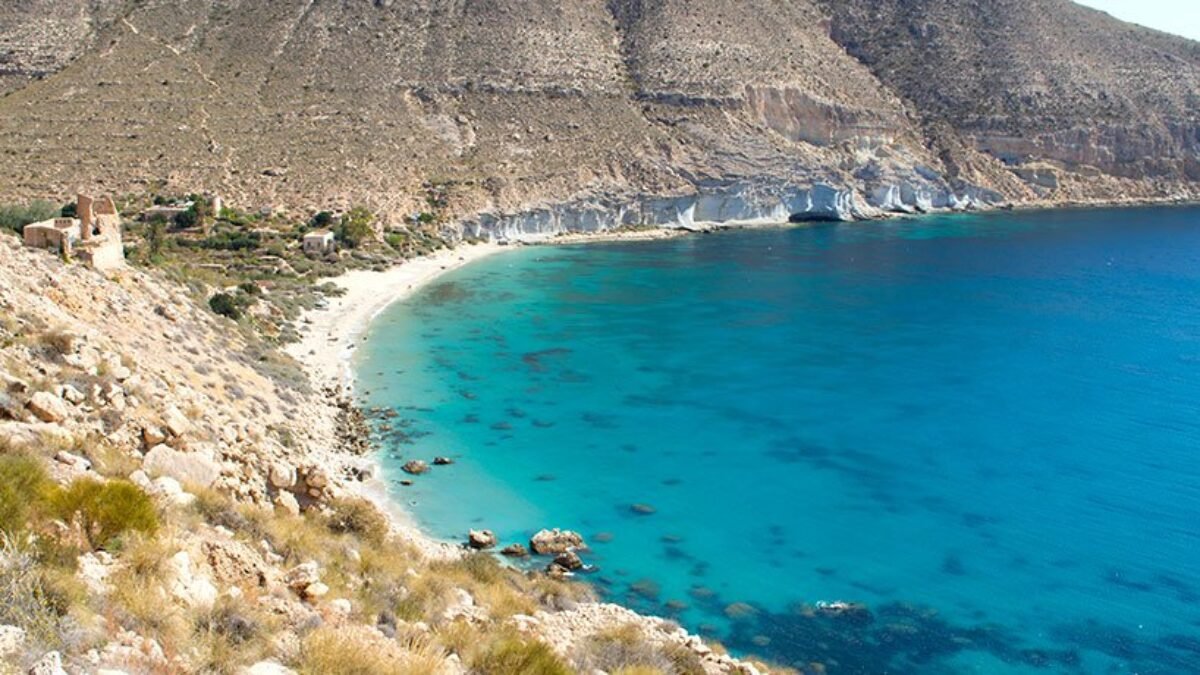 El secreto mejor guardado a media hora de Almería: una playa virgen a la que solo se puede acceder andando