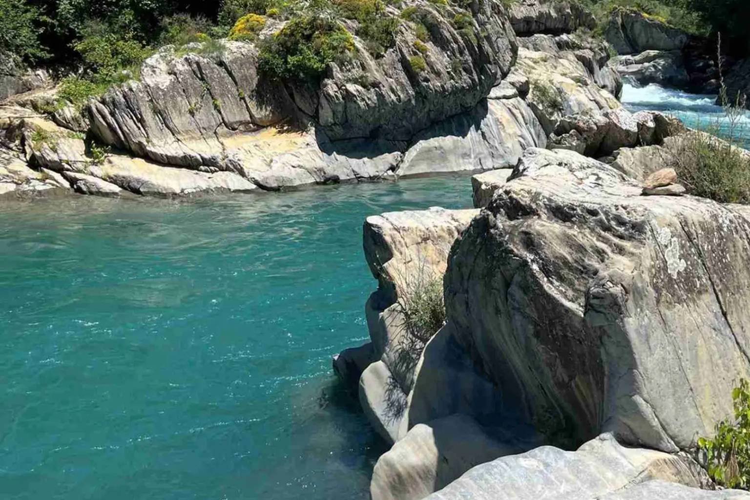 El tesoro mejor guardado de los Pirineos: una piscina natural de aguas cristalinas y turquesas que nadie conoce