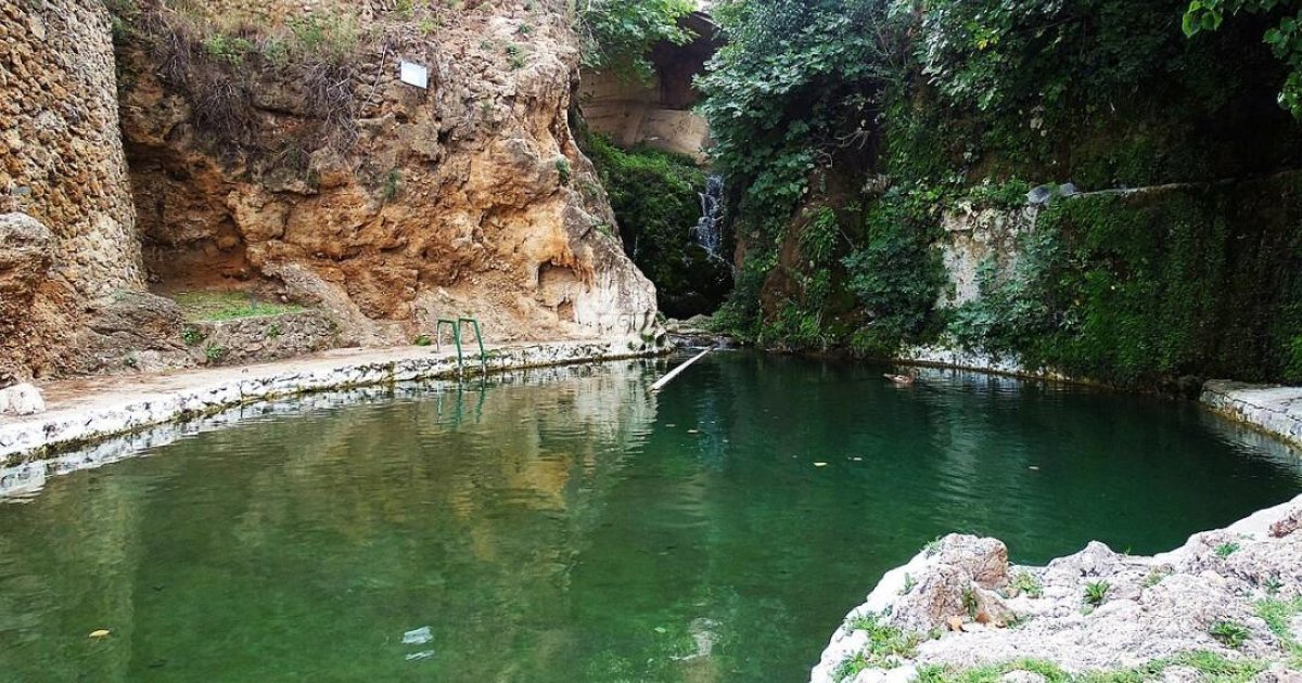 El único pueblo de España con una paradisíaca piscina natural en su casco histórico (abierta todo el año)