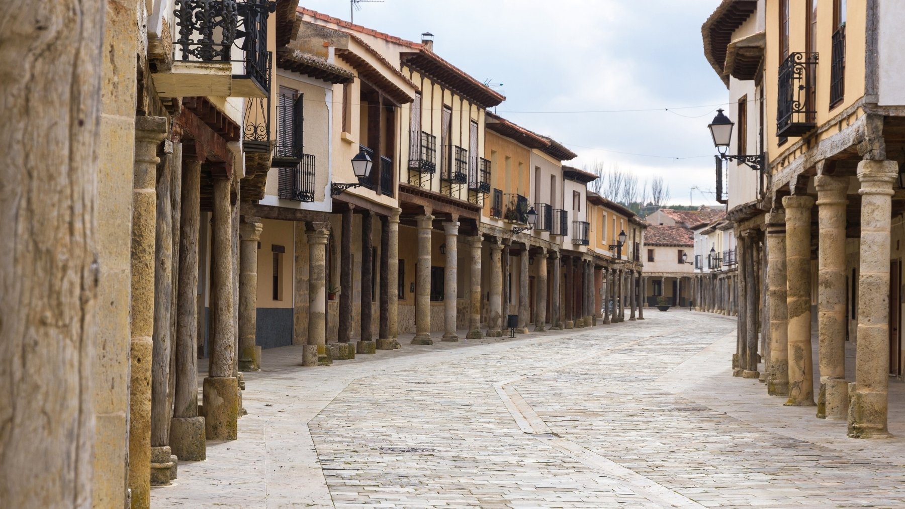 En este pueblo medieval viven sólo 600 habitantes y lo tiene todo: castillo, naturaleza y paisajes de cuento