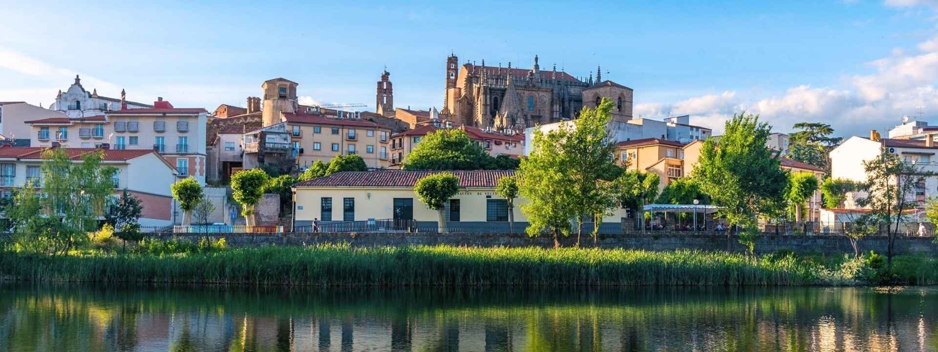 En un paisaje protegido y con 2 catedrales: la bonita ciudad de Extremadura con importantes Bienes de Interés Cultural
