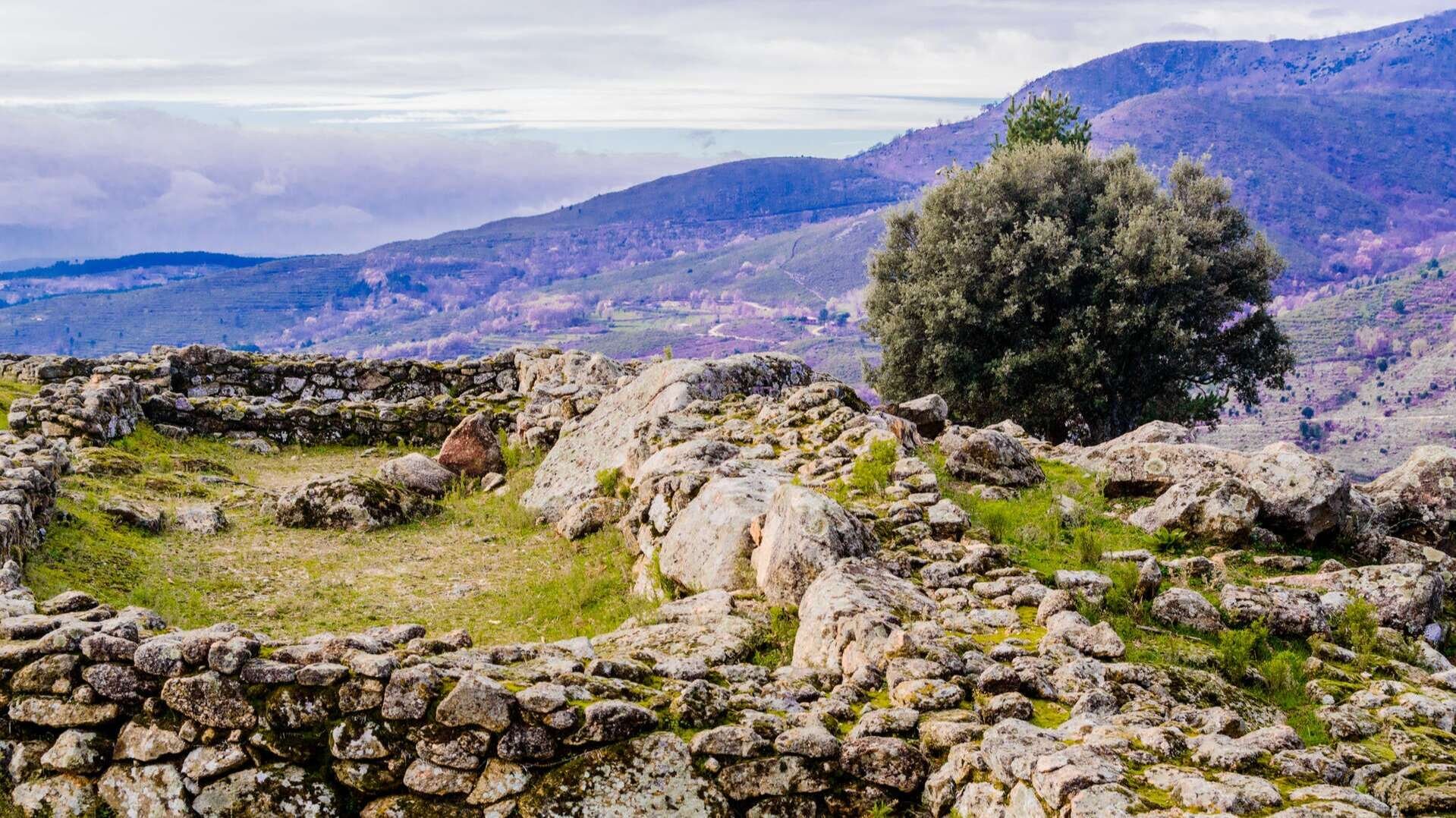 Enclavado en la Sierra de Gredos: el asombroso castro celta con restos de murallas milenarias