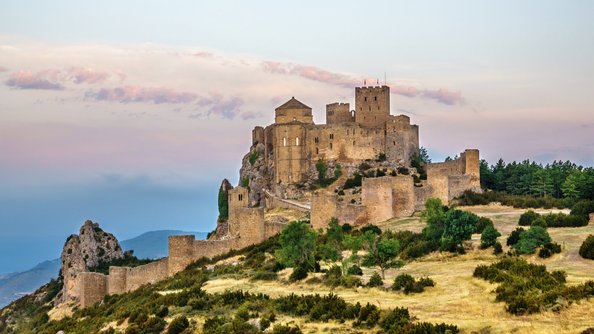 Enclavado entre montañas: el pueblo medieval aragonés custodiado por una imponente fortaleza románica