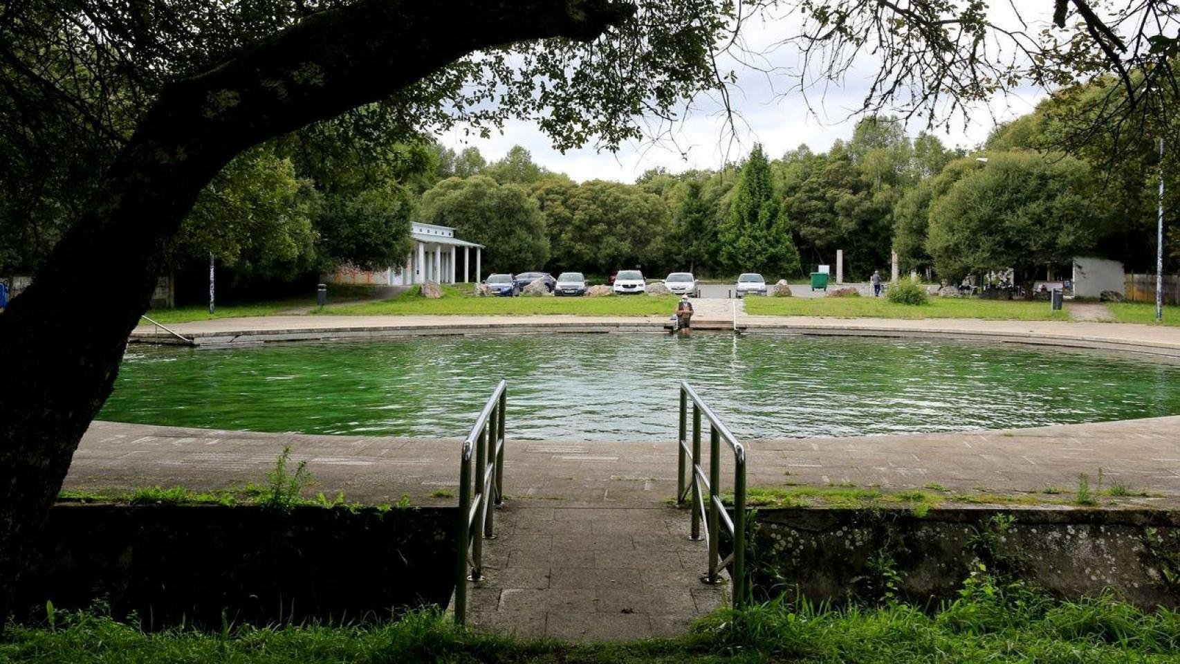 Encuentra por sorpresa una piscina termal gratis en Galicia y le dicen que cura la piel: 