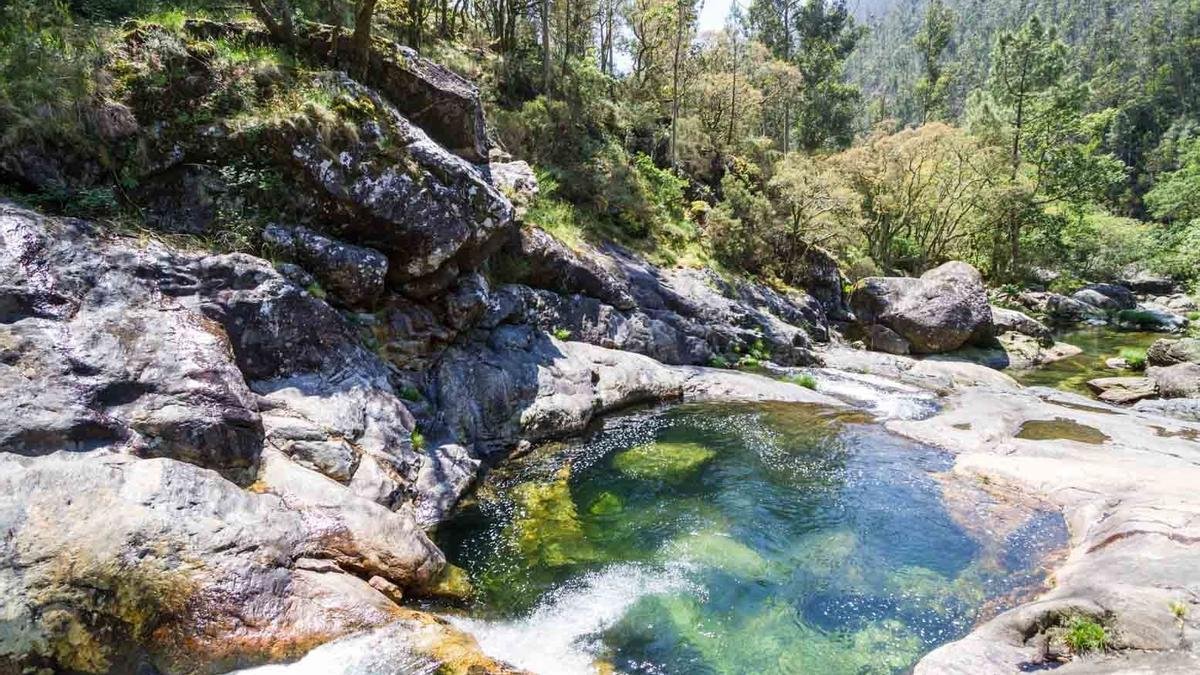Entre pozas de agua cristalina y cascadas: así es el paraíso natural gallego situado a una hora de Vigo