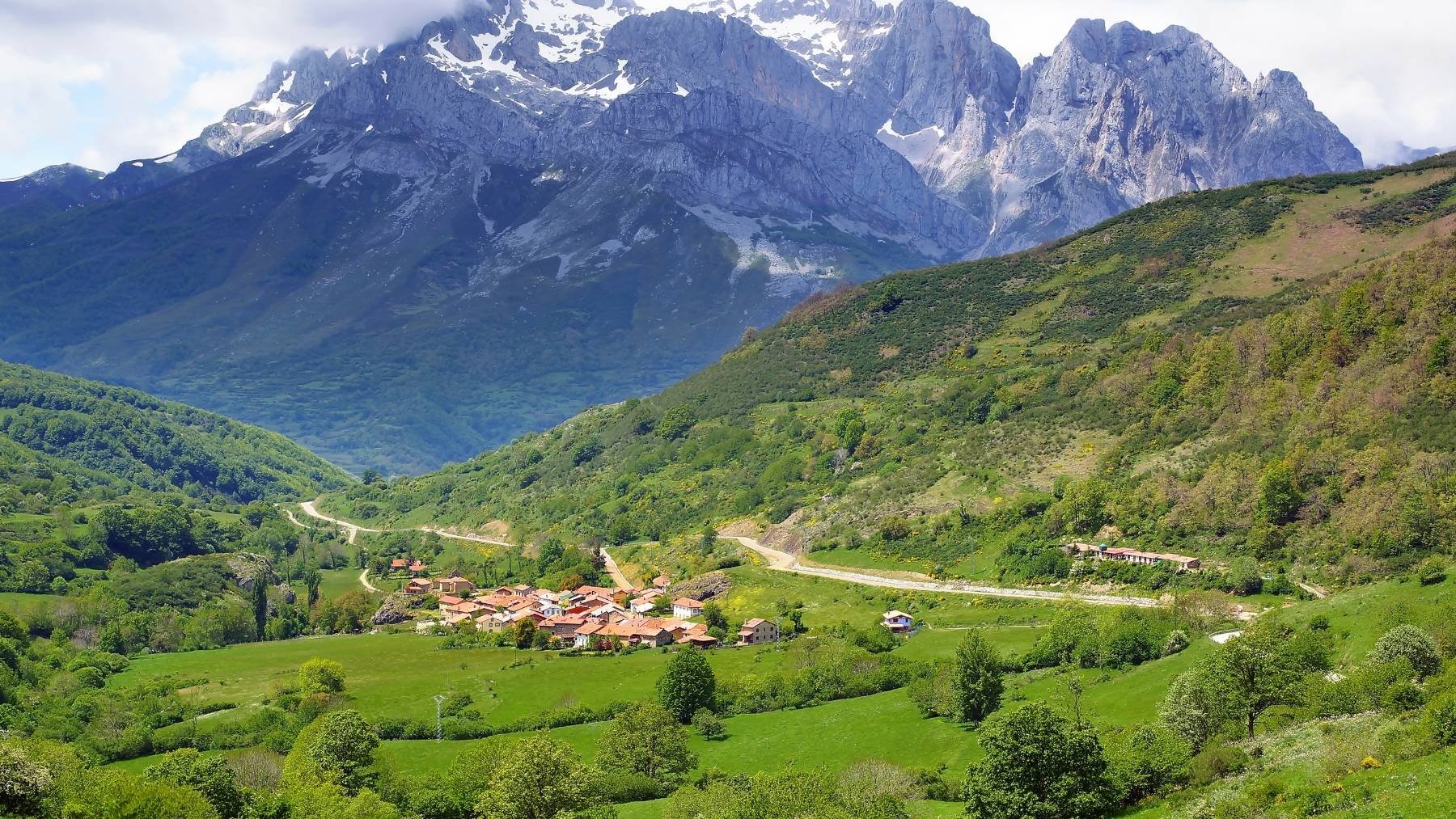 Es como estar en Noruega pero sin salir de España: el impresionante pueblo de 12 habitantes sobre un desfiladero