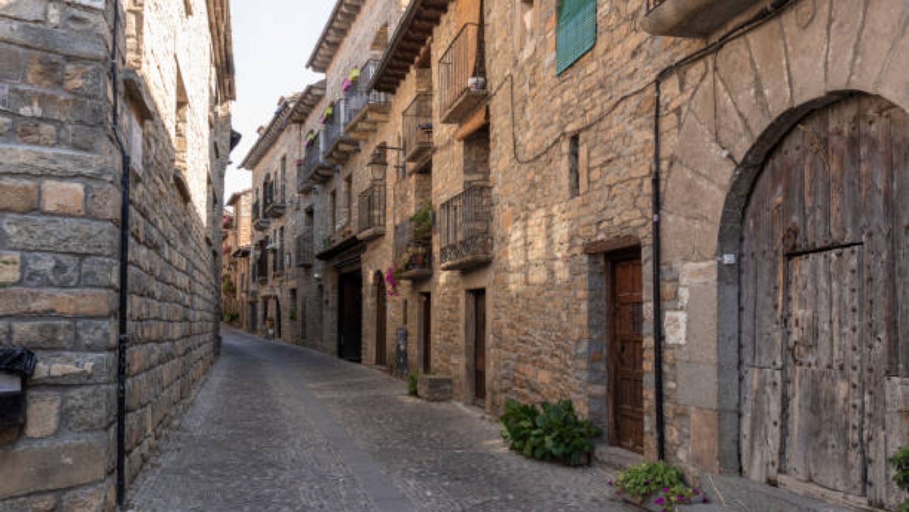 Es el pueblo más impresionante de España: calles medievales entre preciosos ríos