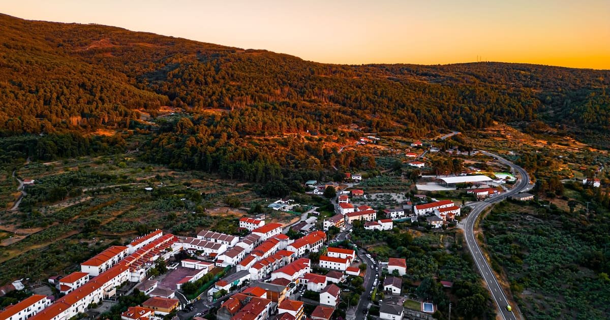 Es uno de los pueblos más pintorescos de España, está en Extremadura y se consigue el mejor vino del país