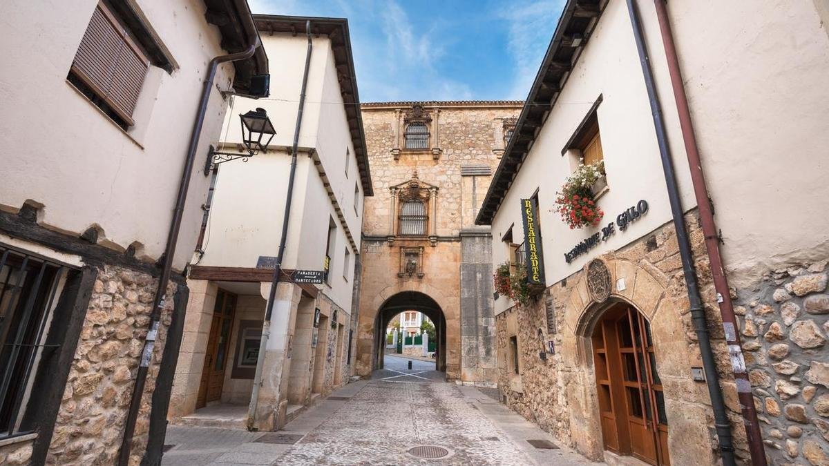 Es uno de los pueblos medievales más bonitos de España: considerado la 'cuna de Castilla' y con una ermita noruega única en el país