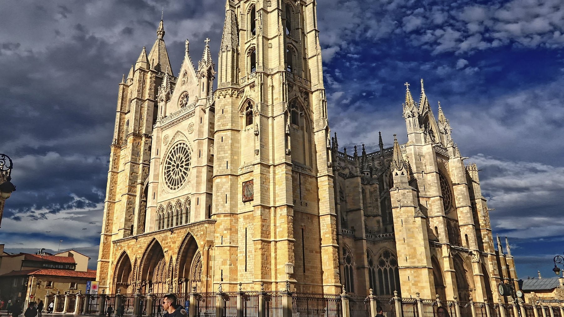 España tiene su propia catedral de Notre Dame: es más antigua que la de París y más cercana de lo que se cree