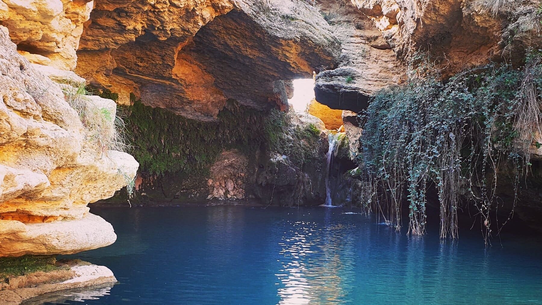 Está en España y es impresionante: el paraje de aguas turquesas y cascadas escondido que debes visitar