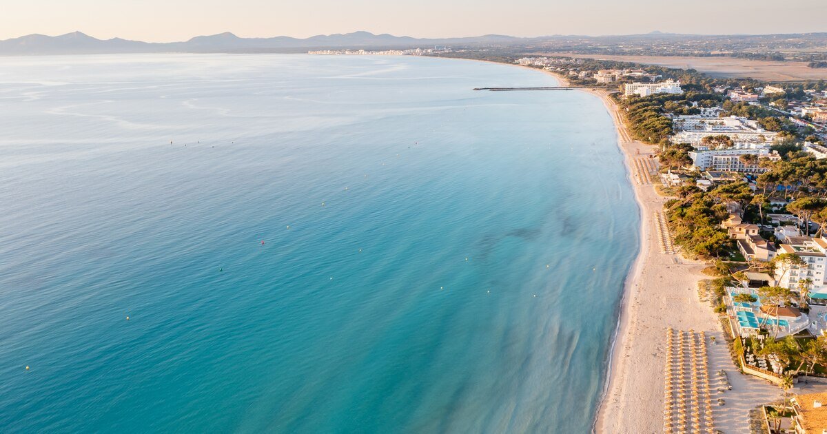 Esta es la mejor playa de España: seis kilómetros de aguas cristalinas perfectas para los amantes de los deportes acuáticos