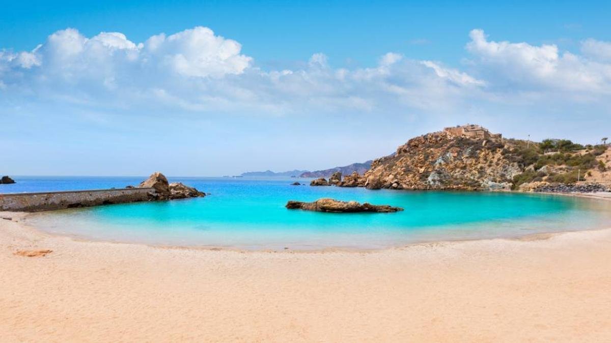 Esta es la playa 'virgen' de Murcia donde te puedes bañar como los antiguos romanos