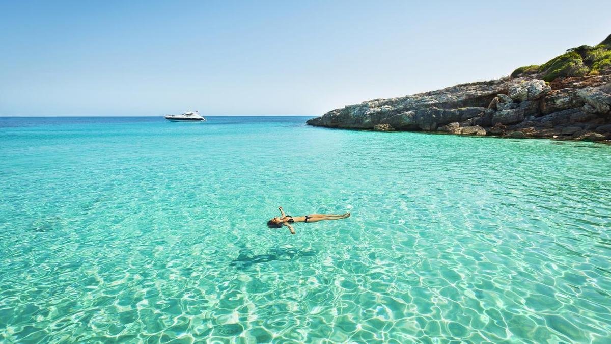 Esta playa que nadie conoce tiene las aguas más turquesas de España: parece el Caribe y esconde un secreto arqueológico