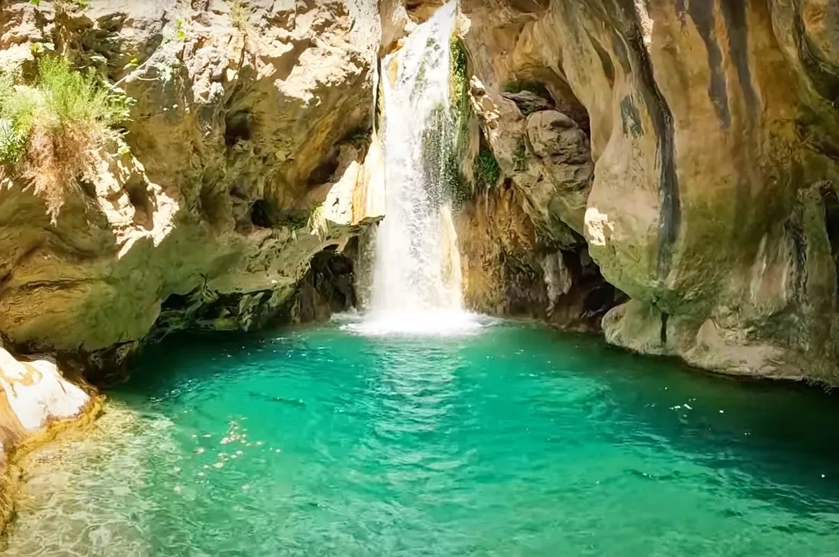 Esta poza de agua esmeralda entre montañas está a una hora de Granada: perfecta para escapar del calor