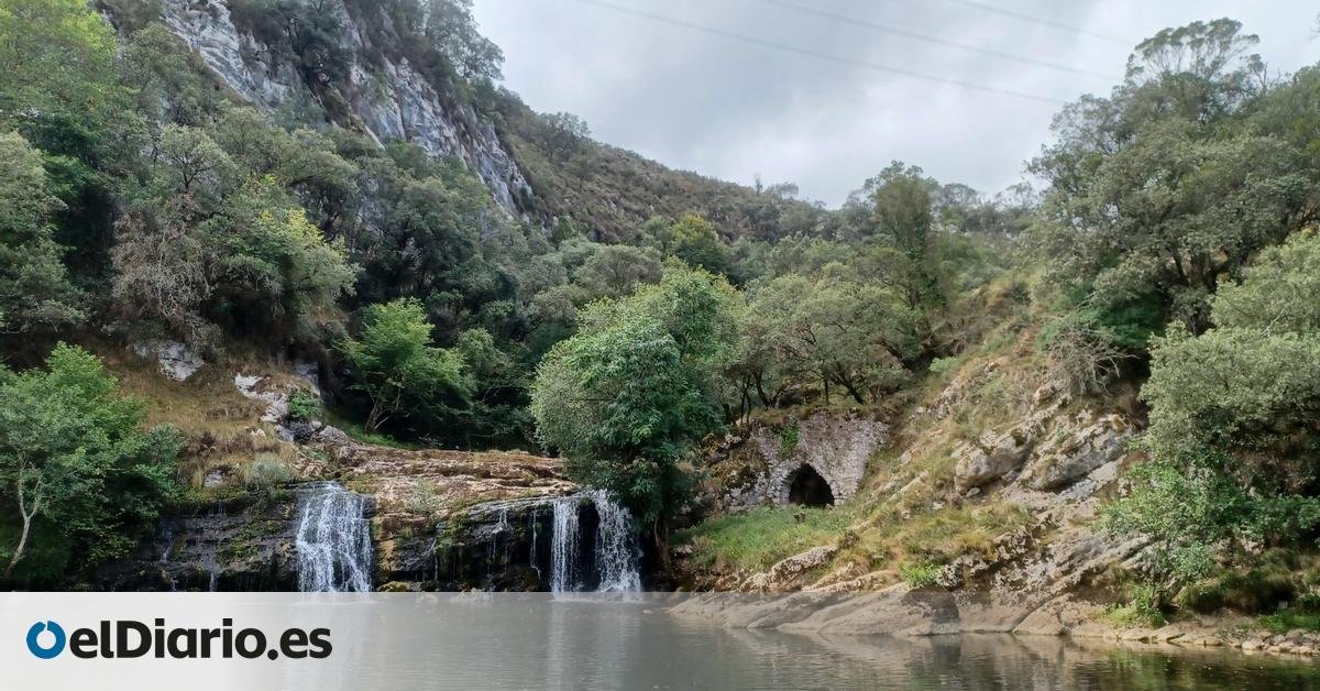 Esta ruta de senderismo en Cantabria apta para principiantes atraviesa cuevas, pasarelas y termina en una cascada