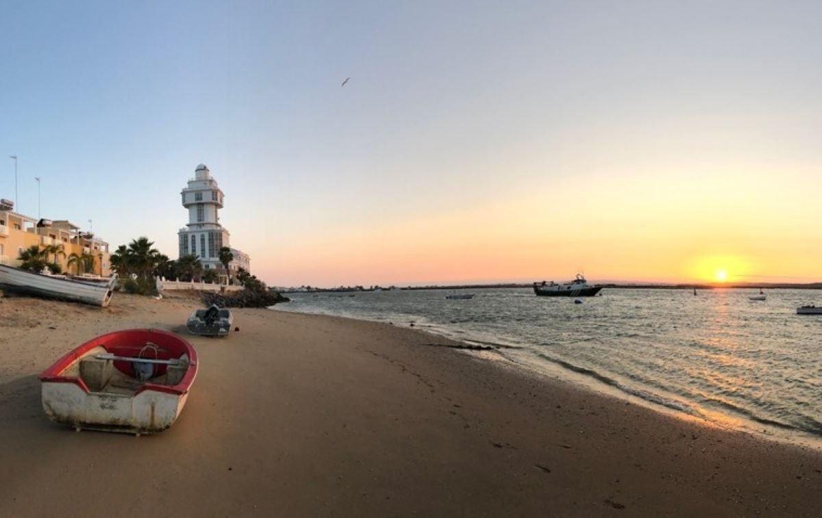 Esta ruta por los faros de Huelva recorre lo mejor de la Costa de la Luz