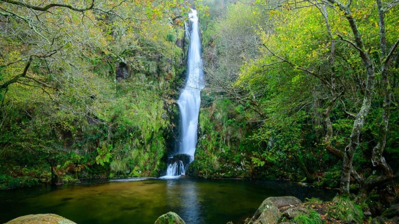 Esta sencilla ruta escondida en un rincón de Lugo te llevará a una espectacular piscina natural sin fondo