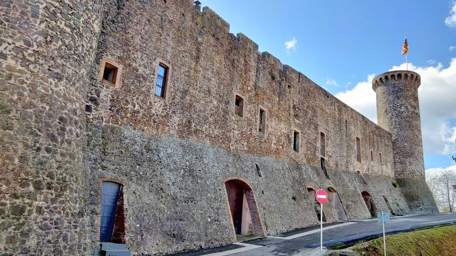 Este desconocido pueblo de murallas medievales es el más infravalorado de Cataluña: guarda un castillo del siglo XII