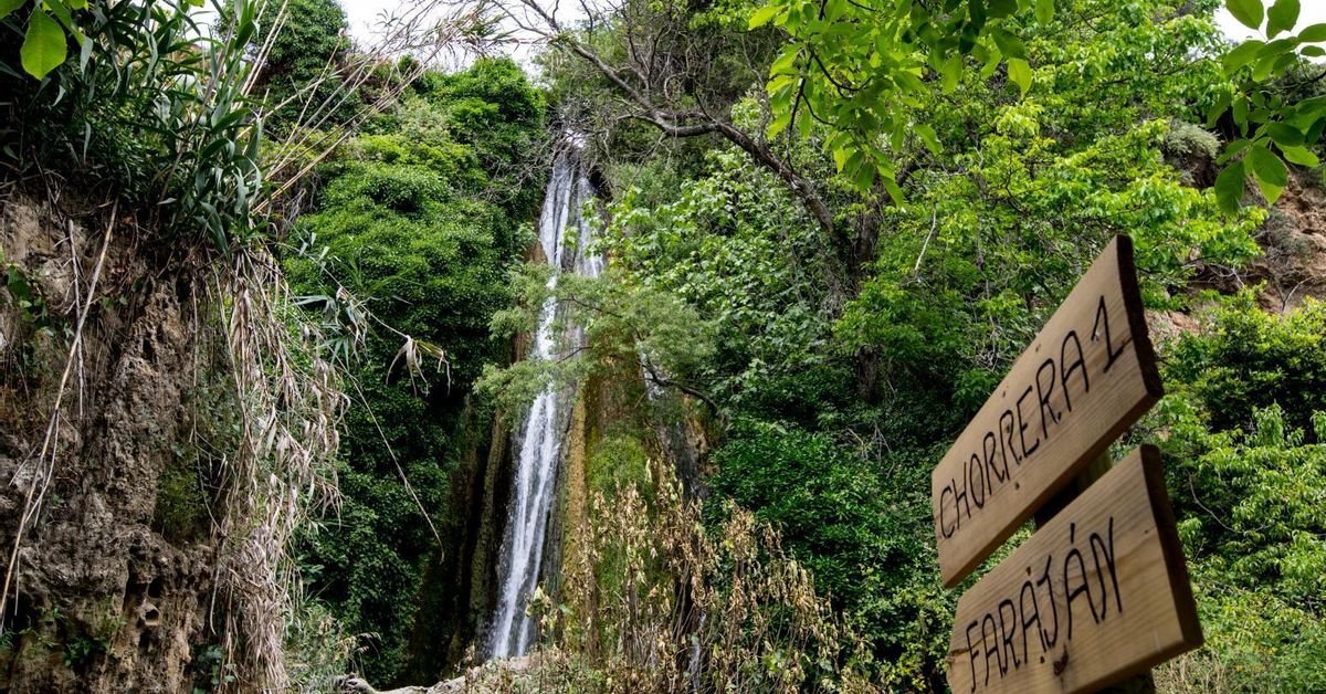 Este es el mejor pueblo de Málaga que puedes visitar en julio: cascadas, red de acequias y pasado musulmán