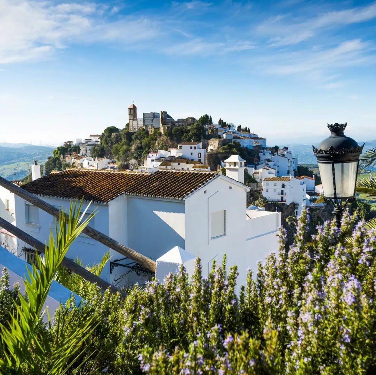 Este es el pueblo malagueño, fundado por Julio César, con ruinas medievales y baños terpéuticos | Mujerhoy