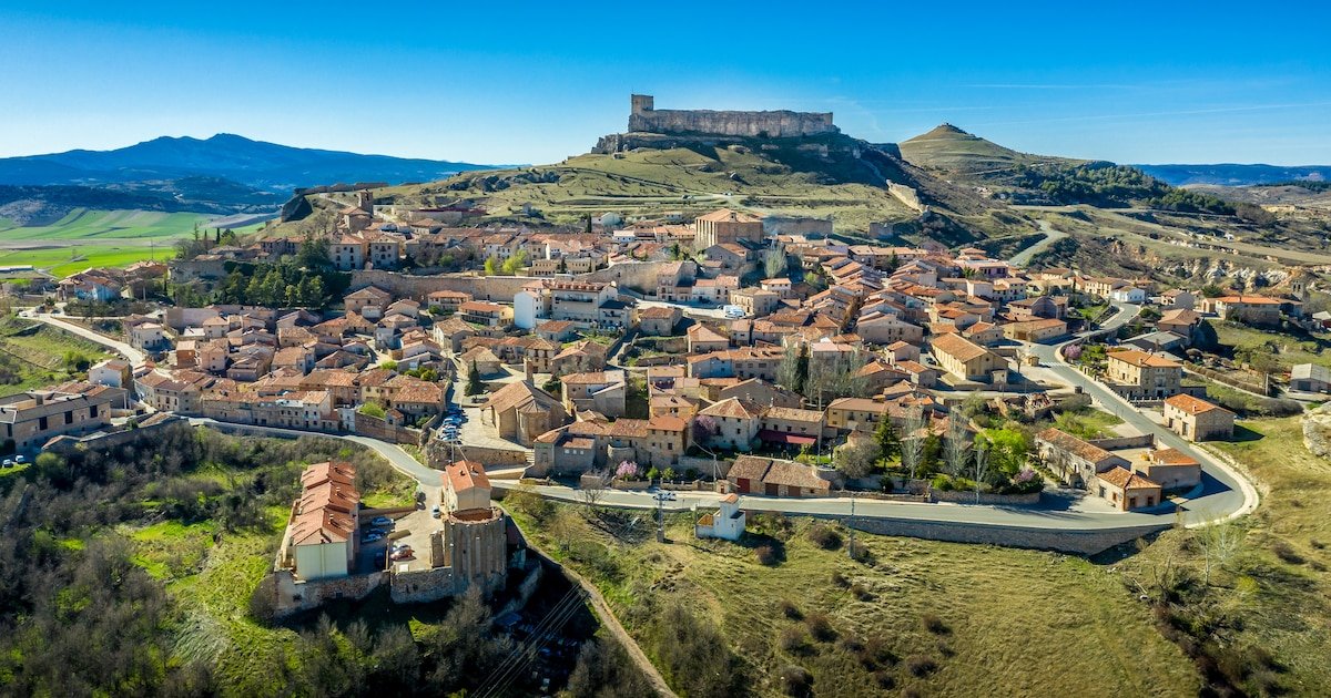Este es el pueblo más bonito al que viajar en junio, según ‘National Geographic’: un castillo en una colina y una de las fiestas más antiguas de España