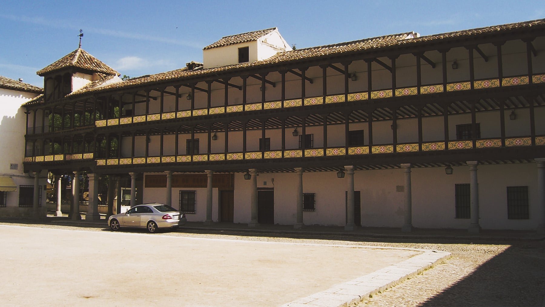 Este pintoresco pueblo tiene una de las mejores plazas de España: es Conjunto Histórico y aparece en El Quijote