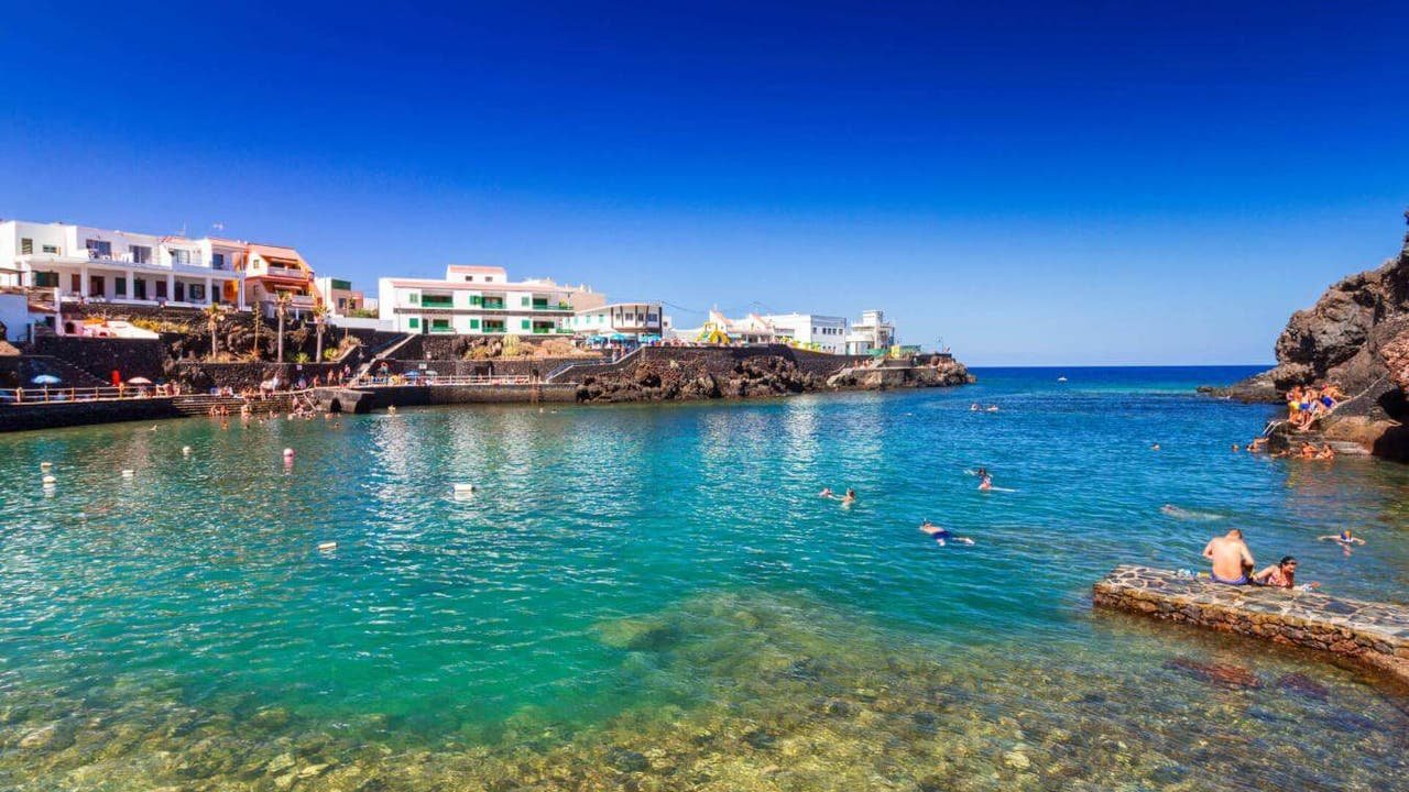 Este pueblo escondido en España parece sacado de un sueño: casas blancas, playas volcánicas y una piscina natural de otro mundo para disfrutar este verano