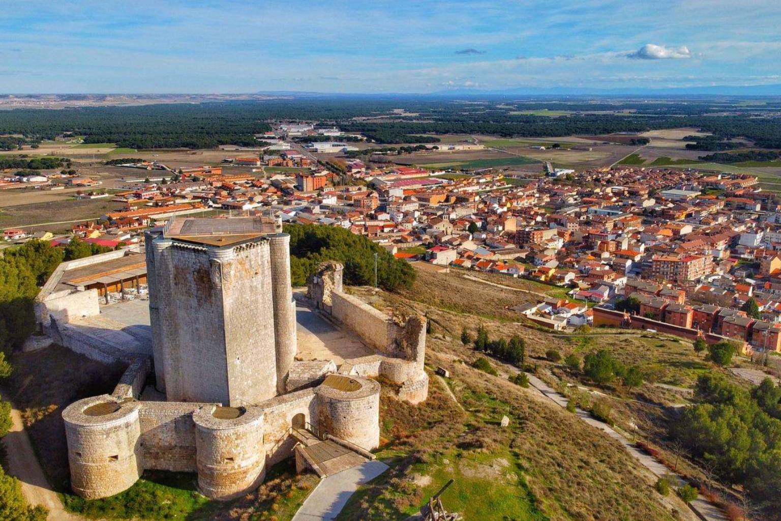 Íscar, el pueblo de Valladolid que tiene una fortaleza medieval pentagonal y fabricaba una cerveza legendaria