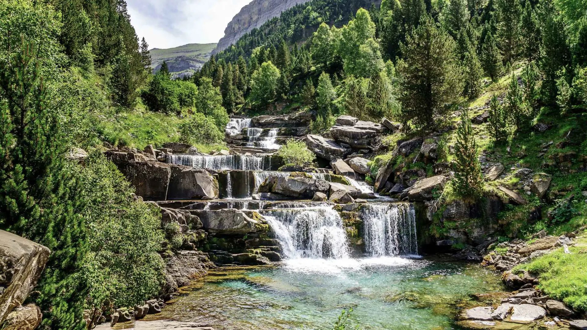 La bonita sucesión de cascadas del Pirineo aragonés para descubrir sí o sí antes de llegar a la Cola de Caballo
