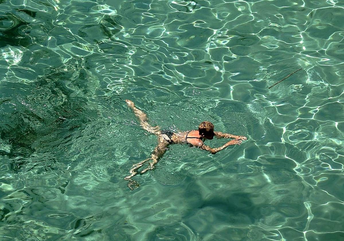 La cala secreta de Alicante: aguas transparentes y naturaleza salvaje | Las Provincias