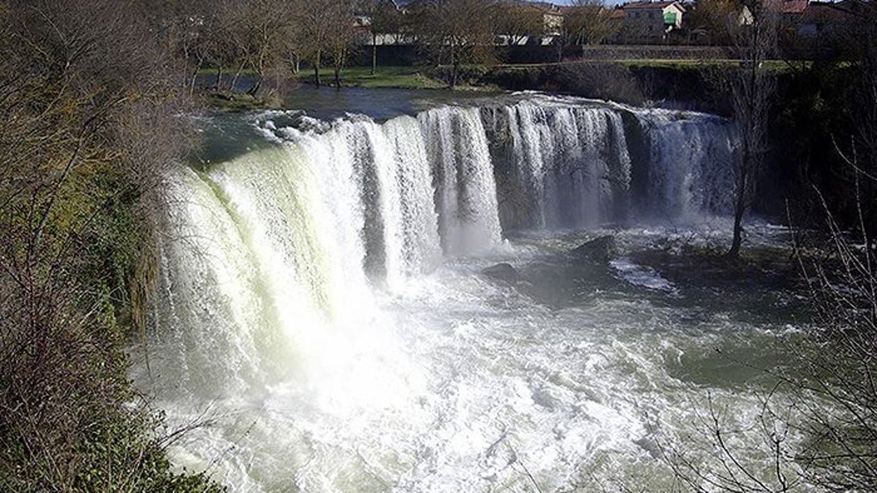 La cascada de 20 metros que esconde la piscina natural más bonita de España