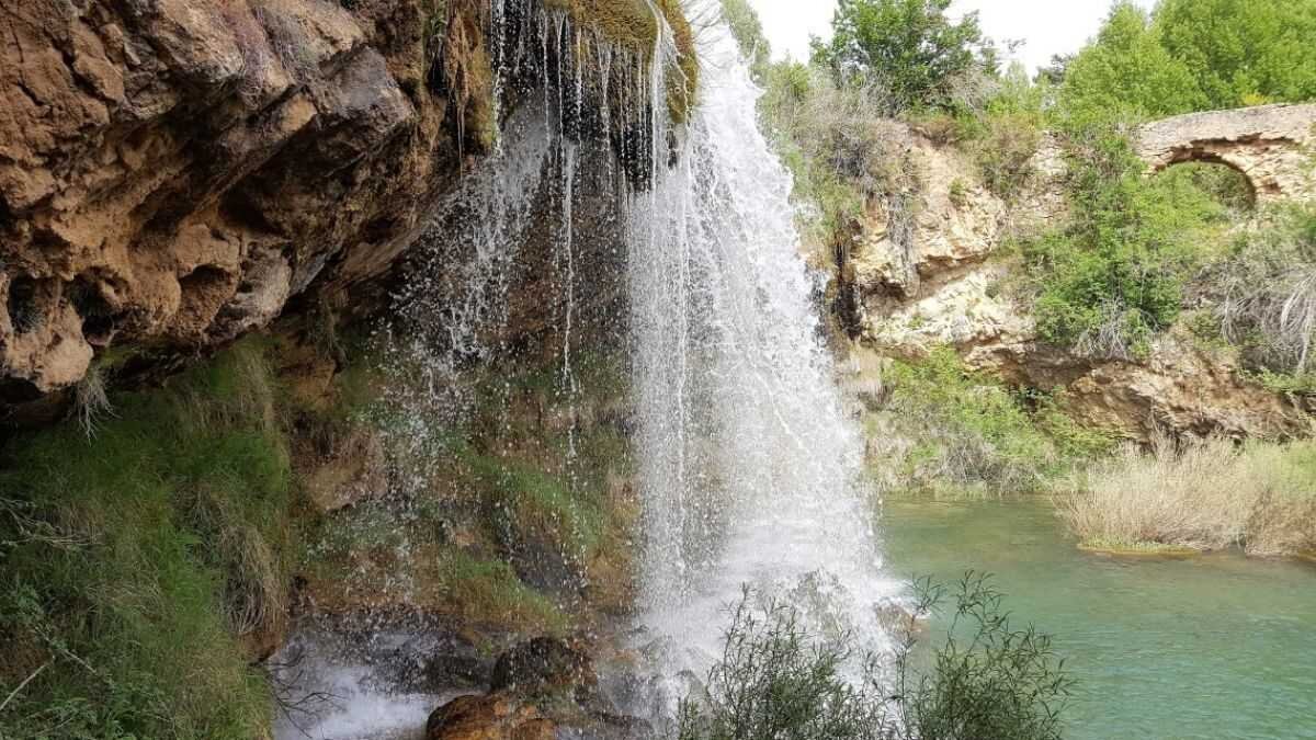La cascada de 8 metros en la Sierra de Albarracín ideal para visitar en familia