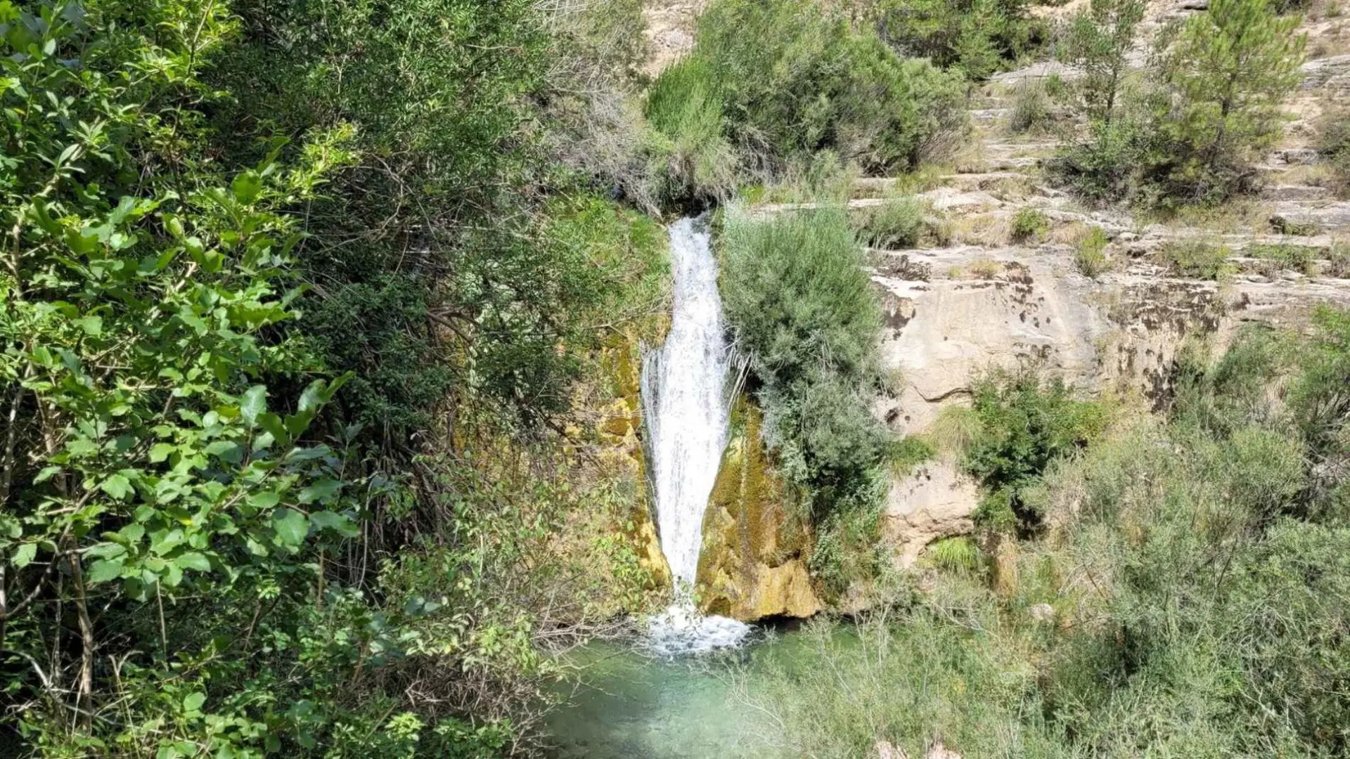 La cascada escondida en Teruel ideal para descubrir con niños: 8 metros de caída de agua