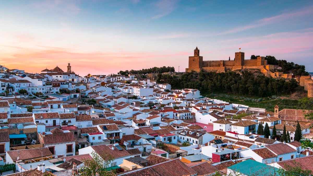 La ciudad andaluza que invita a viajar sin prisas entre dólmenes prehistóricos y calles llenas de historia - Andalucía Informa