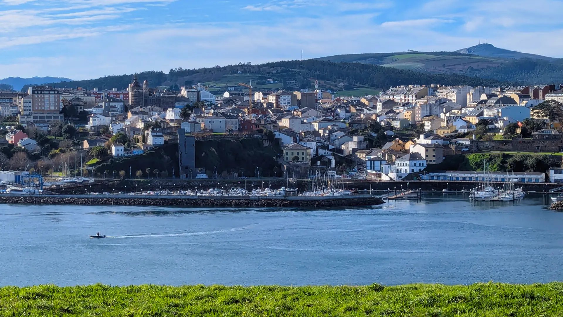 La curiosa ruta de senderismo por Ribadeo que descubre varios miradores y restos arqueológicos del neolítico