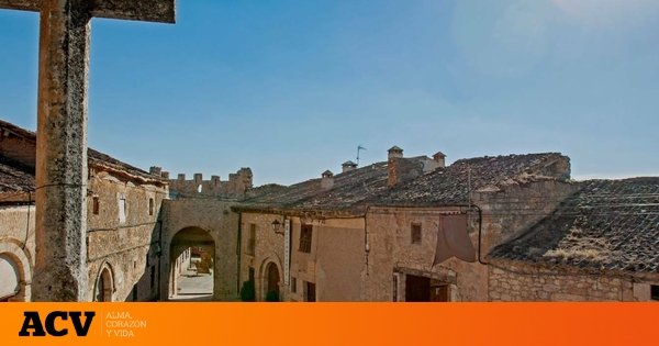 La desconocida villa medieval fortificada que tienes que visitar sí o sí en Castilla y León: en lo alto de un cerro y junto a un embalse