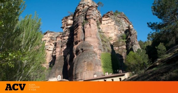 La ermita que tienes que visitar una vez en la vida en España: en un cañón y enclavada en la roca
