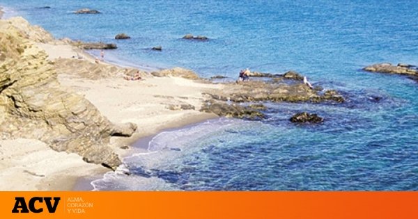 La escondida playa de aguas cristalinas que tienes que conocer del sur de España: una cala solitaria de grava donde practicar buceo