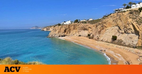 La espectacular cala de España poco conocida que es una joya y ha conseguido bandera azul este año: en este precioso pueblo