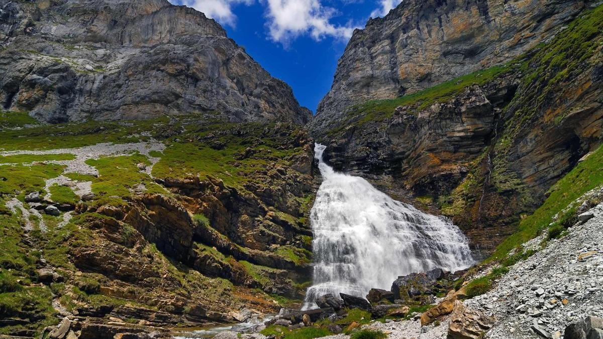La espectacular cascada de 200 metros poco conocida que hay que visitar en el Parque Nacional de Ordesa
